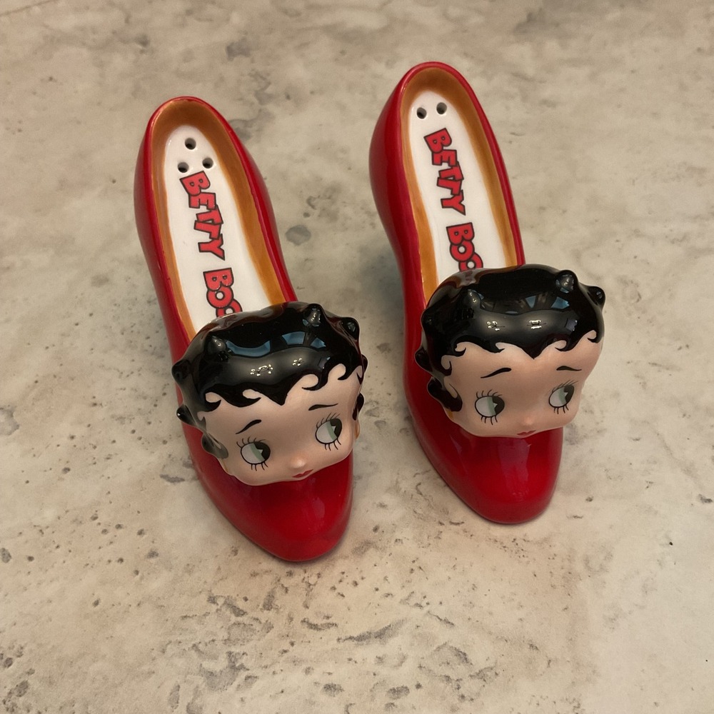 Vintage 1999 Betty Boop Vandor Red High Heel Shoe Salt & Pepper Shakers Set